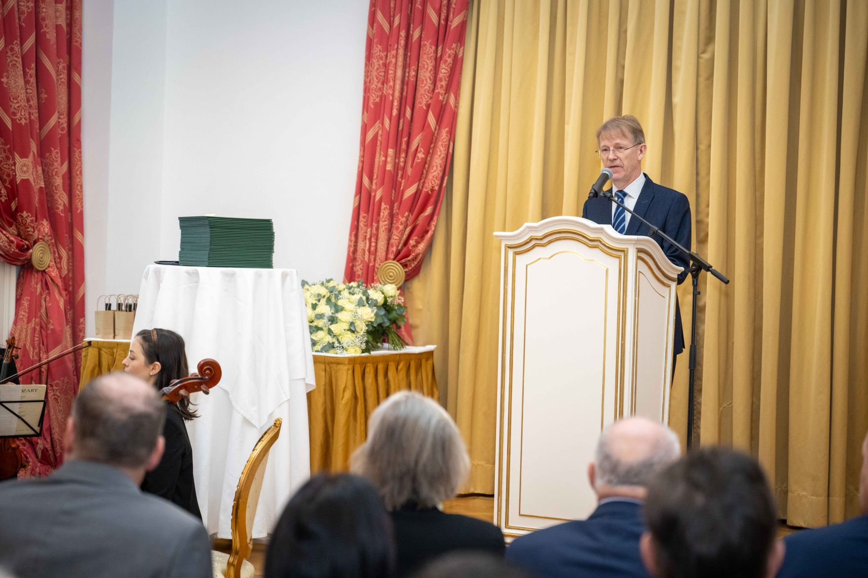 Herr Bundesminister Norbert Totschnig verlieh im Palais Coburg den Titel &Ouml;konomierat / &Ouml;konomier&auml;tin.