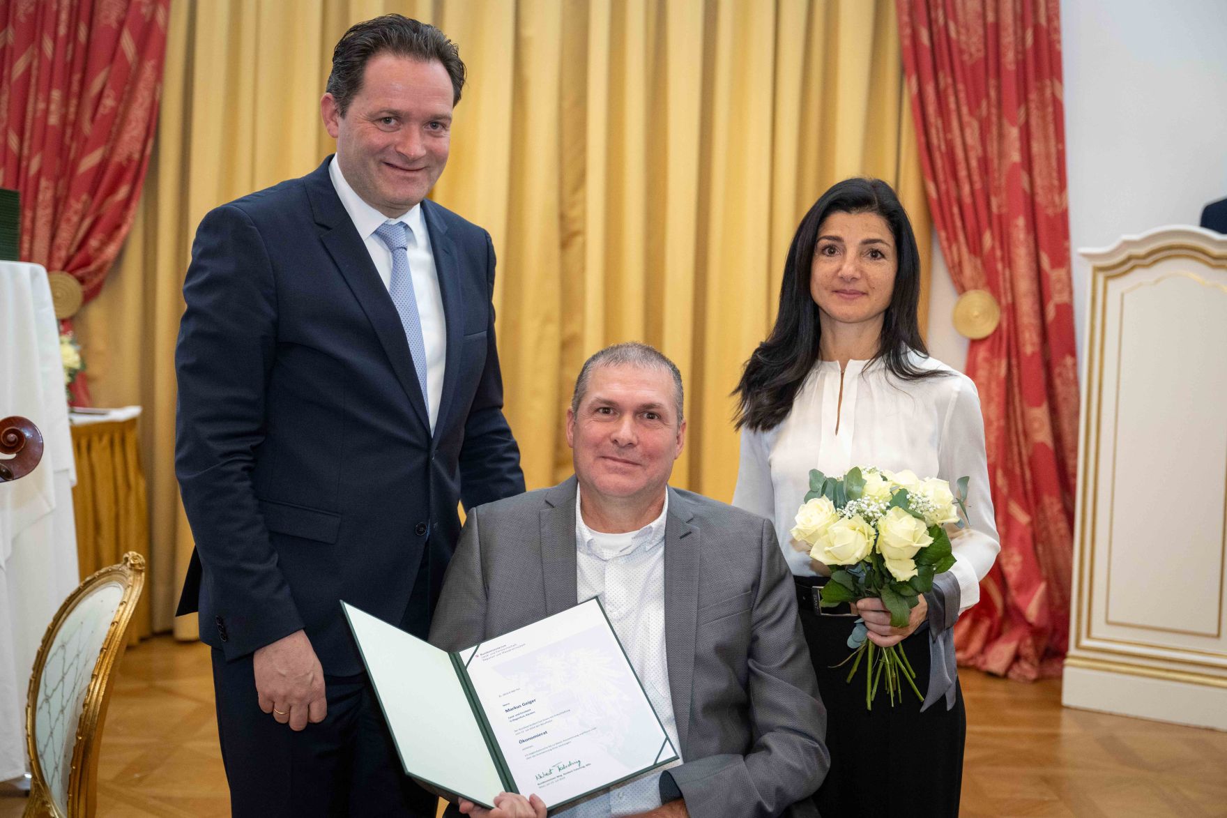 Herr Bundesminister Norbert Totschnig verlieh im Palais Coburg den Titel &Ouml;konomierat / &Ouml;konomier&auml;tin.