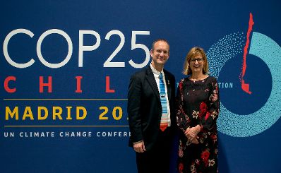 Nachhaltigkeitsministerin Maria Patek nahm im Dezember 2019 an der 25. UN-Klimakonferenz (COP25) in Madrid teil. Bei der Konferenz geht es vor allem darum, Regeln zu schaffen, die den globalen Klimaschutz unterst&uuml;tzen und eine effiziente und effektive Umsetzung des Pariser &Uuml;bereinkommens erlauben. Im Bild: Gonzalo Munoz, &quot;COP Champion&quot; und Gr&uuml;nder des Unternehmens TriCiclos, und Bundesministerin Maria Patek.