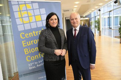 Bundesministerin Elisabeth K&ouml;stinger besuchte die 6. Mitteleurop&auml;ische Biomassekonferenz in Graz und betonte den hohen Stellenwert dieses erneuerbaren Energietr&auml;gers f&uuml;r die regionale Wertsch&ouml;pfung und den Klimaschutz.