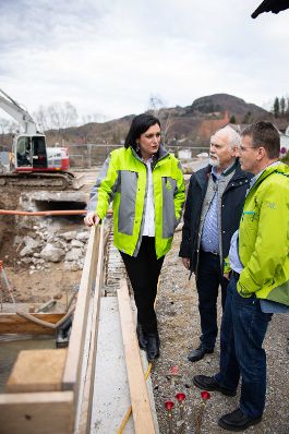 Bundesministerin Elisabeth K&ouml;stinger bei der Baustellen-Besichtigung zu den Hochwasserschutzma&szlig;nahmen der Wildbach- und Lawinenverbauung am Loitzenbach in Rabenstein an der Pielach.