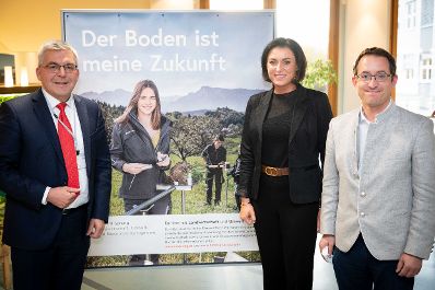 Beim zweiten Stopp der Dialogtour am 05.11.2021 in Elixhausen tauschte sich Regionenministerin Elisabeth K&ouml;stinger mit den Teilnehmerinnen und Teilnehmern &uuml;ber die Themen Bodenschutz und Reduktion des Bodenverbrauchs aus.