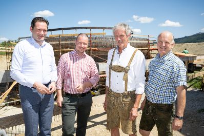 Bundesminister Norbert Totschnig besuchte gemeinsam mit B&uuml;rgermeister Rupert Eder die Baustelle des Hochbeh&auml;lters der Wasserversorgung Henndorf am Wallersee.