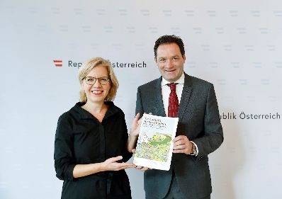 Landwirtschaftsminister Norbert Totschnig und Klimaministerin Leonore Gewessler stellen neue Unterrichtsmaterialien zum Thema Boden vor, die von den beiden Ressorts gemeinsam erarbeitet wurden.