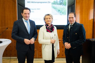 Gemeinsam mit BIO AUSTRIA Obfrau Gertraud Grabmann und LK&Ouml; Pr&auml;sident Josef Moosbrugger stellte Landwirtschaftsminister Norbert Totschnig im Rahmen der Bio-Enquete das Bio-Aktionsprogramm 2023 vor.