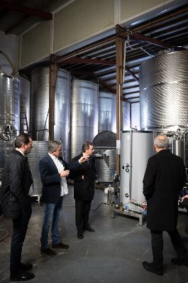 Bundesminister Norbert Totschnig besuchte gemeinsam mit Pr&auml;sident der Burgenl&auml;ndischen Landwirtschaftskammer Nikolaus Berlakovich die Weinbauschule Eisenstadt.