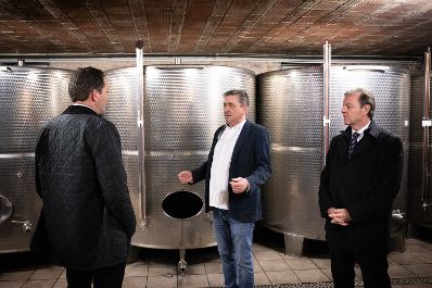 Bundesminister Norbert Totschnig besuchte gemeinsam mit Pr&auml;sident der Burgenl&auml;ndischen Landwirtschaftskammer Nikolaus Berlakovich die Weinbauschule Eisenstadt.