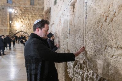 Im Sinne des internationalen Austauschs reiste Landwirtschaftsminister Norbert Totschnig nach Israel, um sich ein Bild von zwei erfolgreichen Projekten zu machen. Im Rahmen der Reise besuchte der Bundesminister auch Jerusalem, wo er an der Klagemauer innehielt.