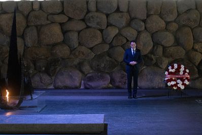 Im Sinne des internationalen Austauschs reiste Landwirtschaftsminister Norbert Totschnig nach Israel, um sich ein Bild von zwei erfolgreichen Projekten zu machen. Beim Besuch der Holocaust Gedenkst&auml;tte Yad Vashem legte der Bundesminister einen Kranz nieder.