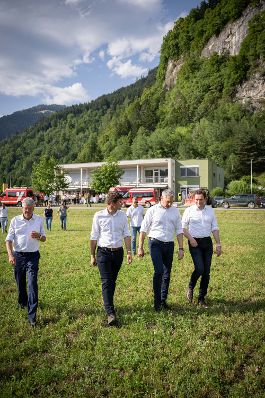 Bundeskanzler Karl Nehammer und Bundesminister Norbert Totschnig machten sich am 1. Juli ein Bild von der Lage vor Ort im Katastrophengebiet Treffen in K&auml;rnten.