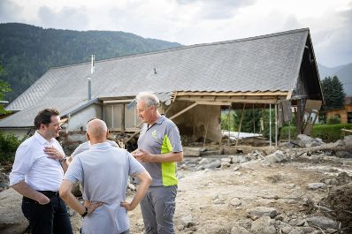 Bundeskanzler Karl Nehammer und Bundesminister Norbert Totschnig machten sich am 1. Juli ein Bild von der Lage vor Ort im Katastrophengebiet Treffen in K&auml;rnten.