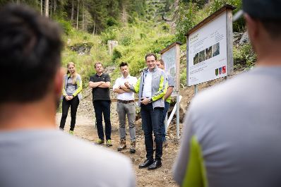 Im Fr&uuml;hjahr und Sommer 2021 kam es im Osttiroler Grafenbach zu Gro&szlig;rutschungen von 14 Hektar. Um die Bev&ouml;lkerung k&uuml;nftig noch besser zu sch&uuml;tzen, hat die Wildbach- und Lawinenverbauung des Landwirtschaftsministeriums mit einem neuen Bauprojekt begonnen.