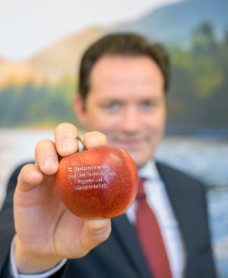 Bundesminister Totschnig anl&auml;sslich des Tags des Apfels 2022.