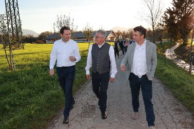 Im Rahmen eines Bundesl&auml;ndertags in Salzburg besuchte Landwirtschaftsminister Norbert Totschnig gemeinsam mit Landesrat Josef Schwaiger und dem Pr&auml;sidenten der LK Salzburg, Rupert Quehenberger, den Betrieb des Kern-Bauern in Anthering.