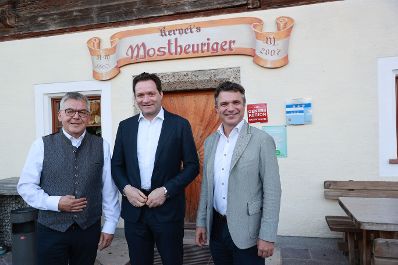 Im Rahmen eines Bundesl&auml;ndertags in Salzburg besuchte Landwirtschaftsminister Norbert Totschnig gemeinsam mit Landesrat Josef Schwaiger und dem Pr&auml;sidenten der LK Salzburg, Rupert Quehenberger, den Betrieb des Kern-Bauern in Anthering.