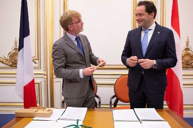 Im Rahmen einer Arbeitsreise nach Paris unterzeichnete Landwirtschaftsminister Nobert Totschnig mit seinem franz&ouml;sischen Amtskollegen Marc Fesneau eine Vereinbarung, um die Zusammenarbeit im Bereich Holzbau zu intensivieren.