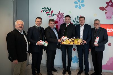 Herr Bundesminister Norbert Totschnig besuchte den Betrieb Salzburg Milch und erkundete auch die Produktion