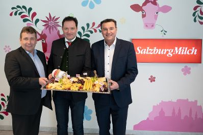 Herr Bundesminister Norbert Totschnig besuchte den Betrieb Salzburg Milch und erkundete auch die Produktion