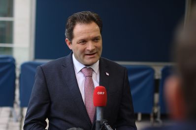 Herr Bundesminister Norbert Totschnig beim Doorstep in Luxemburg