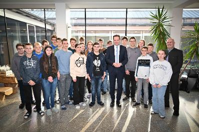 Herr Bundesminister Norbert Totschnig besuchte die HLBLA St. Florian Fernbach und verteilte and die Sch&uuml;lerinnen und Sch&uuml;ler Lebkuchen.