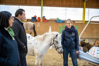 Herr Bundesminister Norbert Totschnig besuchte das Kinderhospitz Lichtblickhof in Wien. Das Hospitz setzt auf eine Pferdetherapie bei der die Kinder mit den Pferden agieren und spielen k&ouml;nnen.