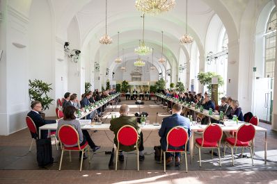 Beim 9. Runden Tisch des &Ouml;sterreichischen Walddialogs, der am 9. November in Wien stattfand, standen die nachhaltige Waldbewirtschaftung, die Herausforderungen f&uuml;r den Wald und seine Bewirtschafter:innen, Strategien f&uuml;r die Zukunft sowie der Dialog im Mittelpunkt.