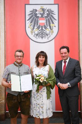 Am 5. Juni hat Bundesminister Norbert Totschnig im Marmorsaal des Regierungsgeb&auml;udes in Wien die Berufstitel &Ouml;konomierat/&Ouml;konomier&auml;tin verliehen.