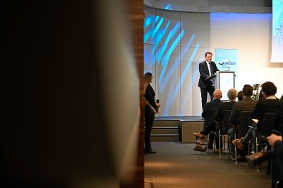 Herr Bundesminister Norbert Totschnig hielt am &Ouml;VWG-Symposium Wasserversorgung 2024 Begr&uuml;ssungsworte vor Publikum.