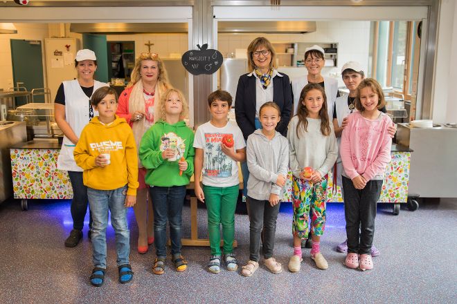 Anlässlich des Weltschulmilchtags besuchte Nachhaltigkeitsministerin Maria Patek die Ganztagsvolksschule Aspernallee in Wien. Mit dem EU-Schulprogramm für Obst, Gemüse und Milch soll Kindern und Jugendlichen in Bildungseinrichtungen eine gesunde Ernährungsweise nahegebracht werden.