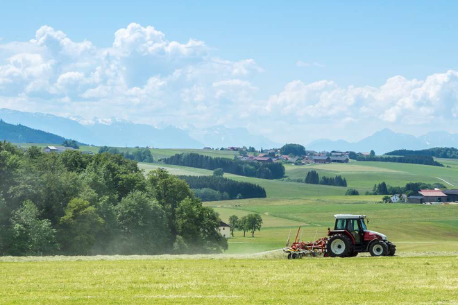 Traktor auf einer Wiese