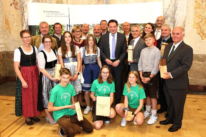 Staatspreis Wald 2022 - Bundesminister Totschnig mit PreisträgerInnen